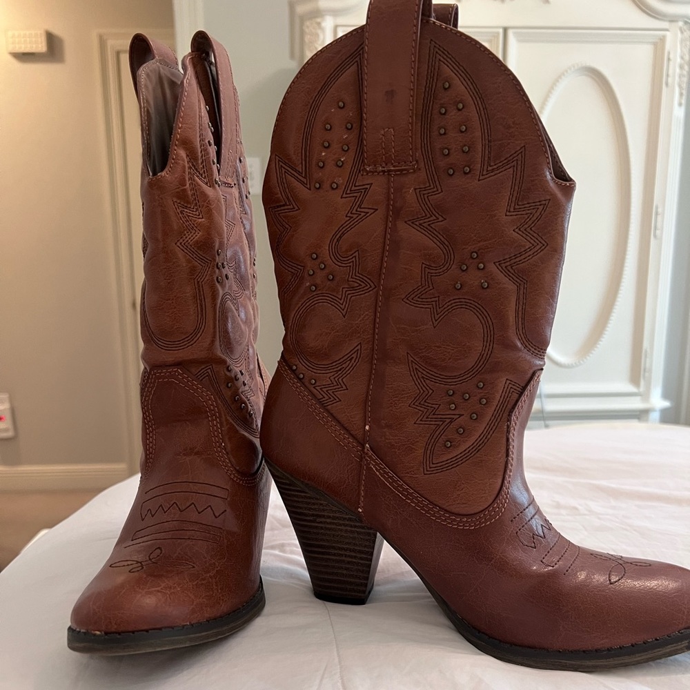 MIA Embossed Larue Cowgirl Boots Size 7 1/2